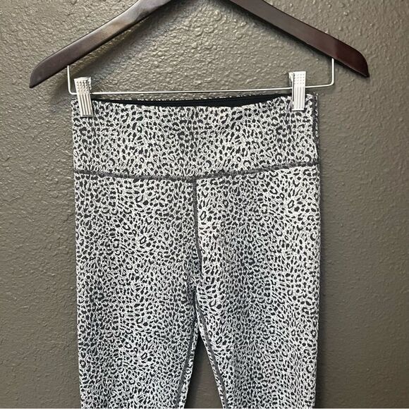Sweaty Betty, Flatter Me Cheetah Print Leggings Black Gray, 7/8 length - Picture 3 of 11
